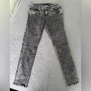 Divided H&M skinny jeans black stone wash look.  Textured.  Juniors/women’s.